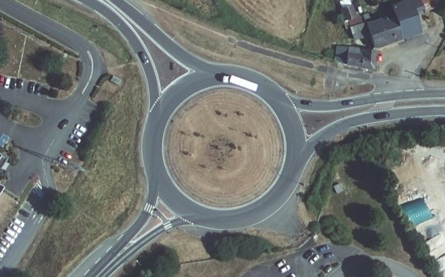Vue aérienne du Rond-point anonyme n°155451084