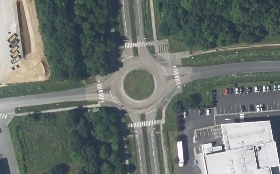 Vue aérienne du Rond-point anonyme n°155496160