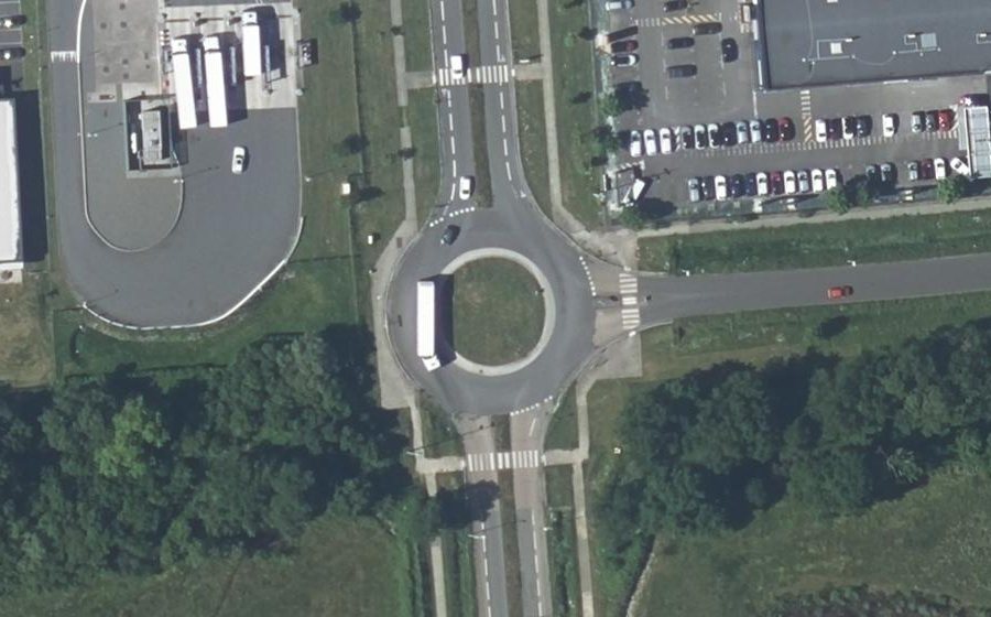 Vue aérienne du Rond-point anonyme n°155496162