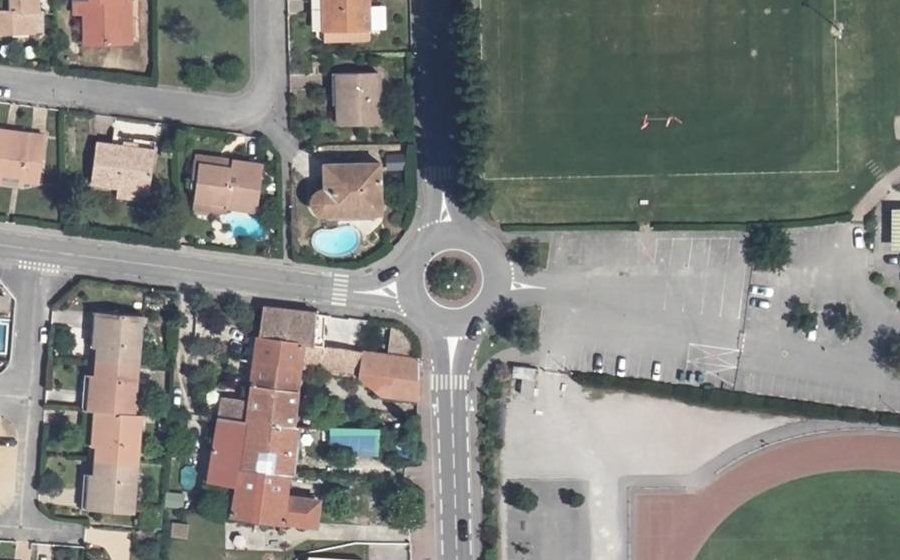 Vue aérienne du Rond-point anonyme n°155598441