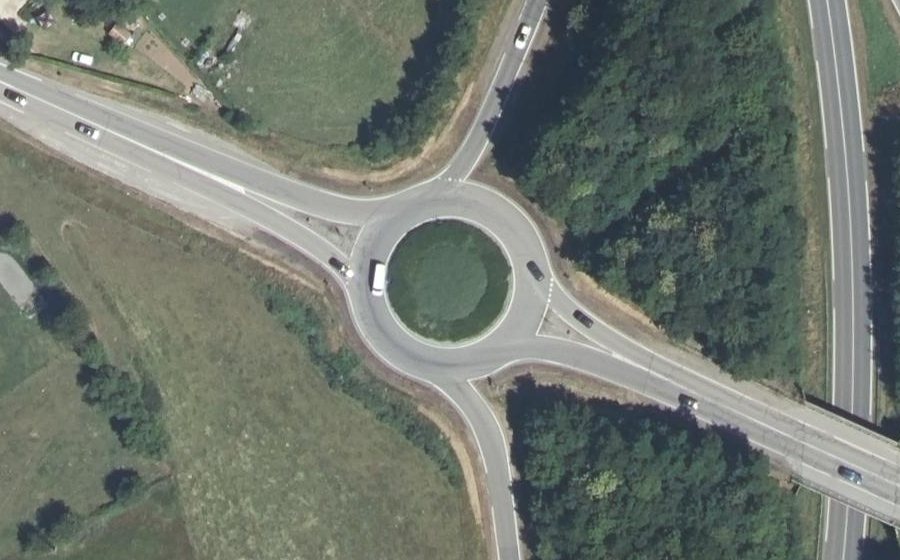 Vue aérienne du Rond-point anonyme n°155636559