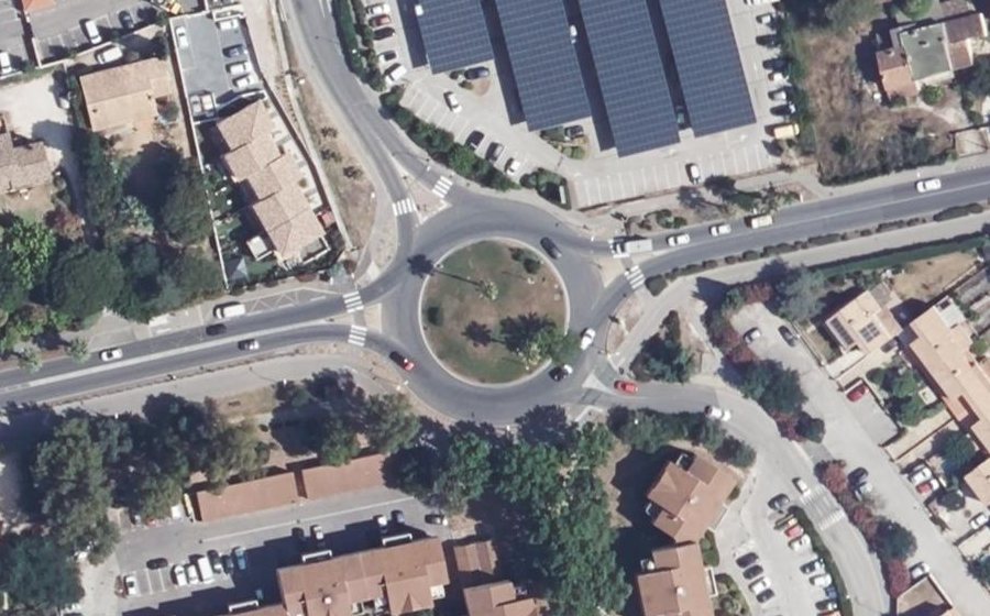 Vue aérienne du Rond-point anonyme n°155768495