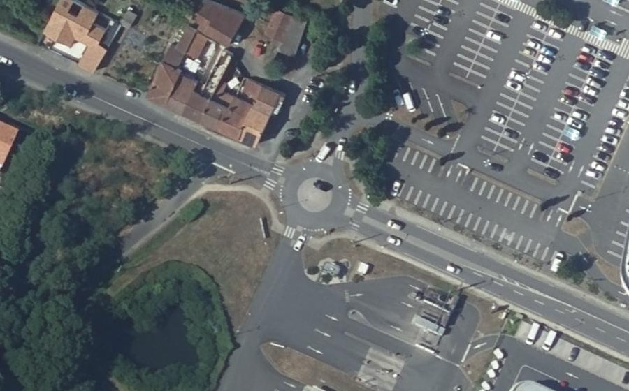 Vue aérienne du Rond-point anonyme n°155779090