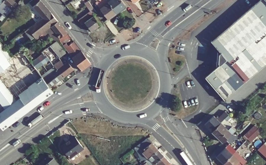 Vue aérienne du Rond-point anonyme n°155861875