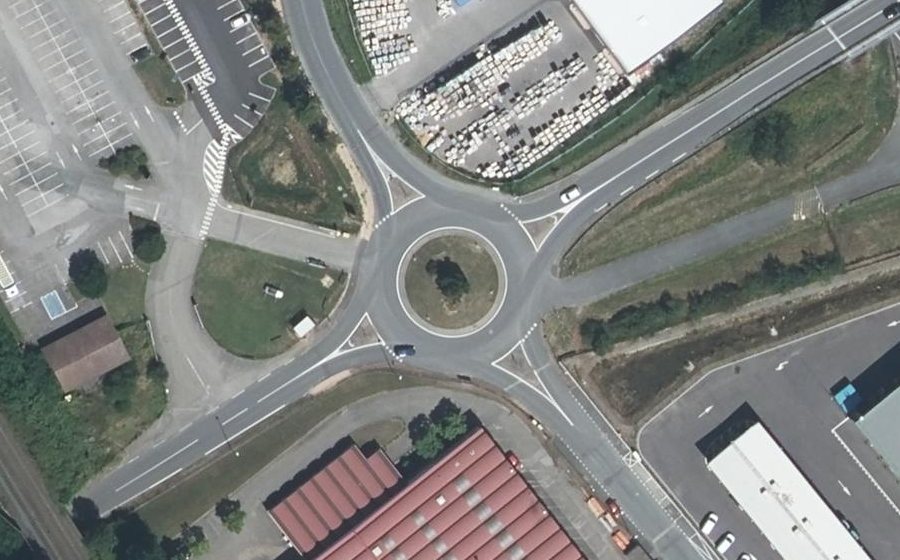 Vue aérienne du Rond-point anonyme n°155878364