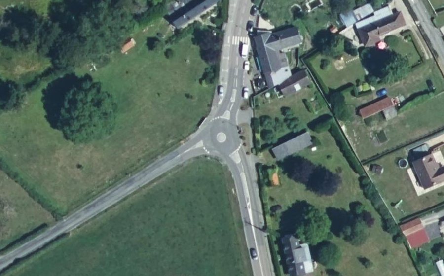 Vue aérienne du Rond-point anonyme n°155878563
