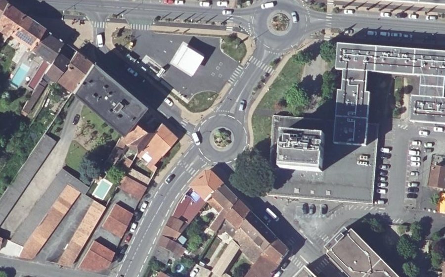 Vue aérienne du Rond-point anonyme n°155905832