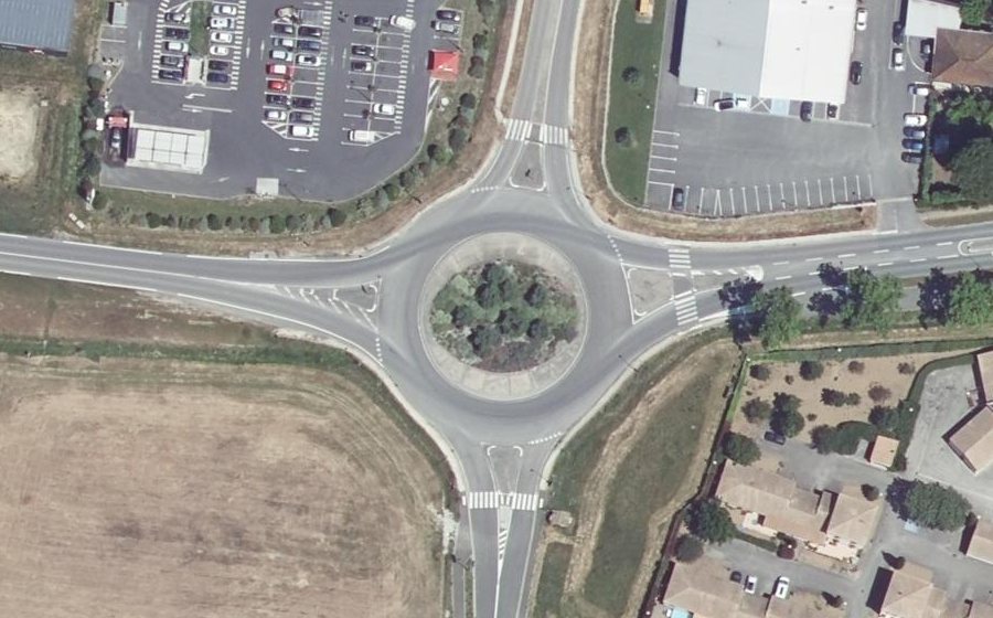 Vue aérienne du Rond-point anonyme n°155958216