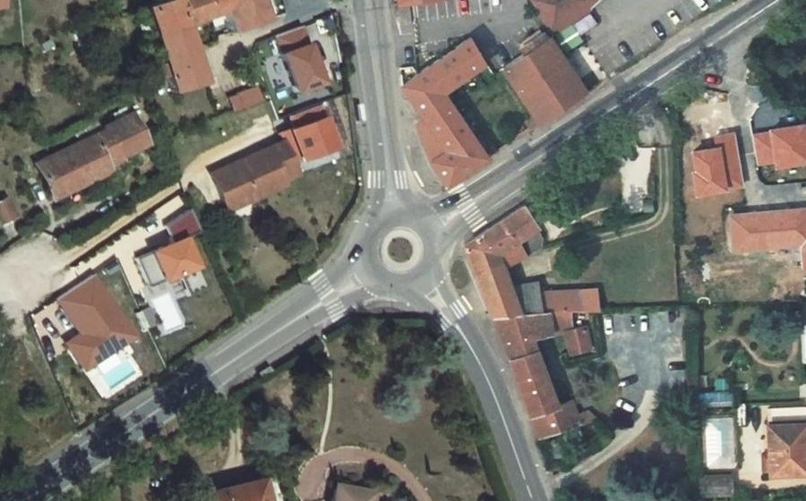 Vue aérienne du Rond-point anonyme n°155965683