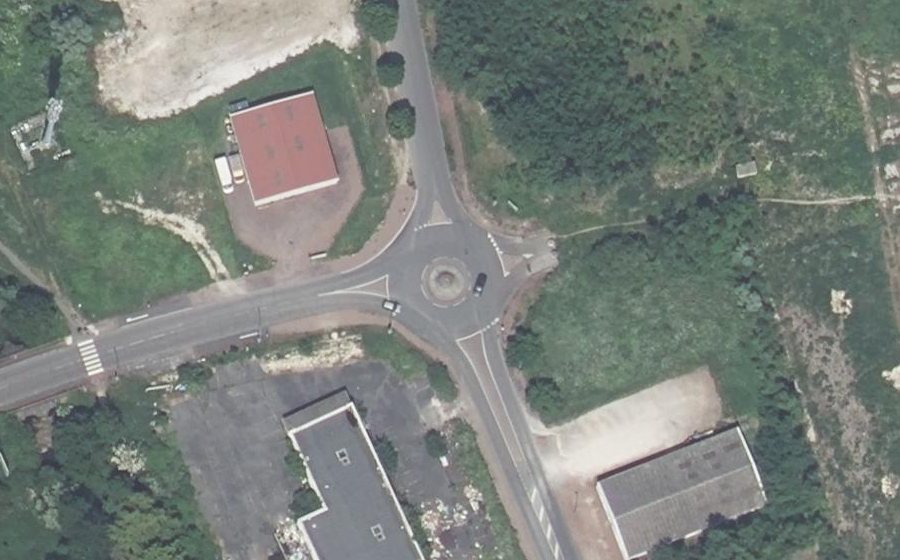 Vue aérienne du Rond-point anonyme n°155985907