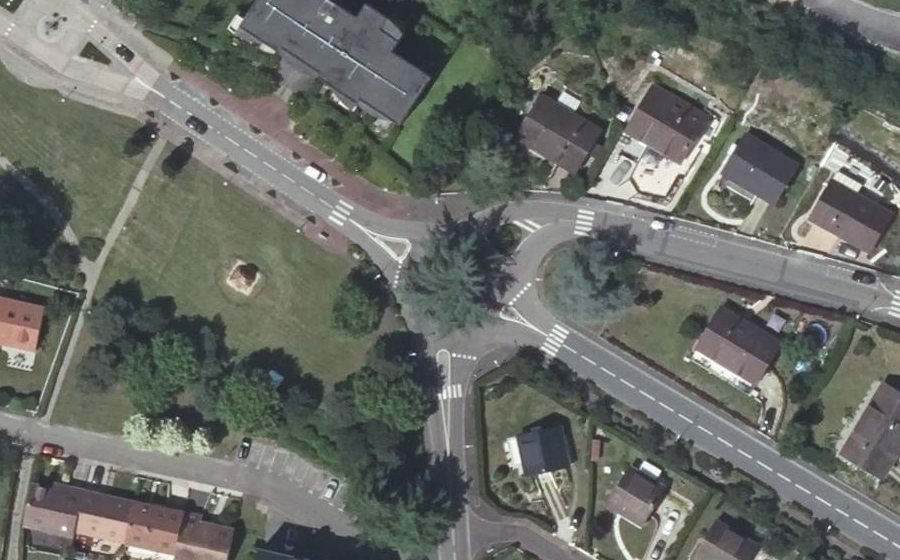 Vue aérienne du Rond-point anonyme n°156070553