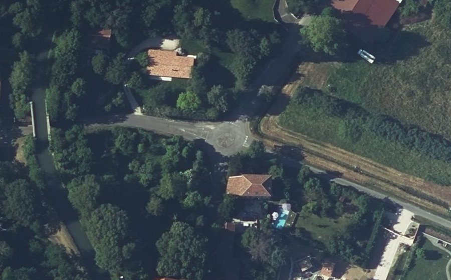 Vue aérienne du Rond-point anonyme n°156074352