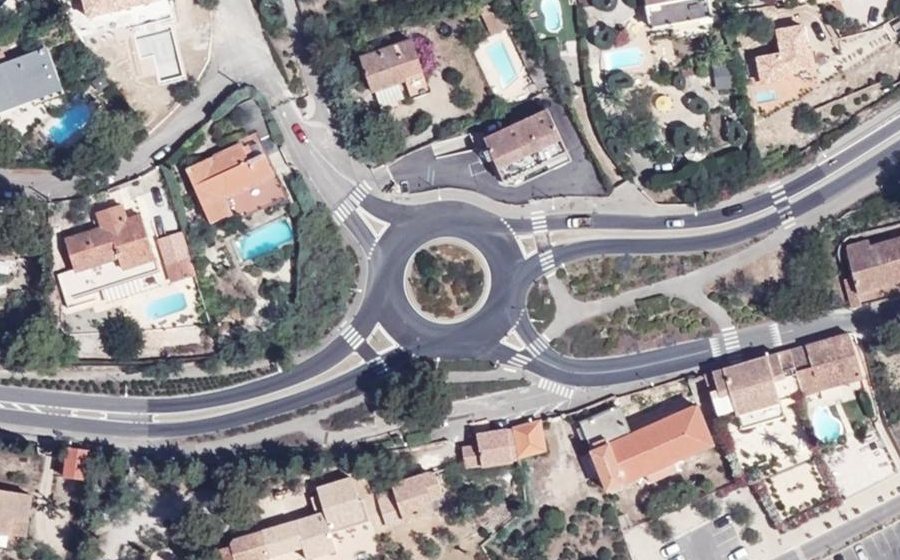 Vue aérienne du Rond-point anonyme n°156097488