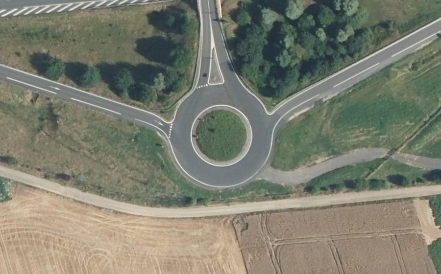 Vue aérienne du Rond-point anonyme n°156197195