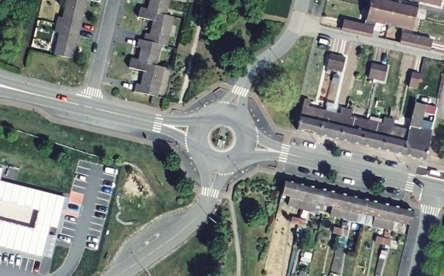 Vue aérienne du Rond-point anonyme n°156240992