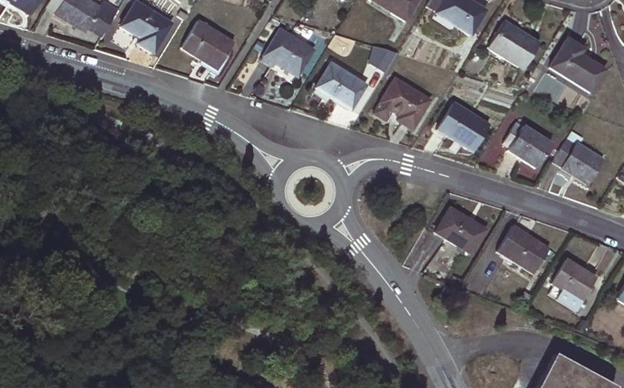 Vue aérienne du Rond-point anonyme n°156254582