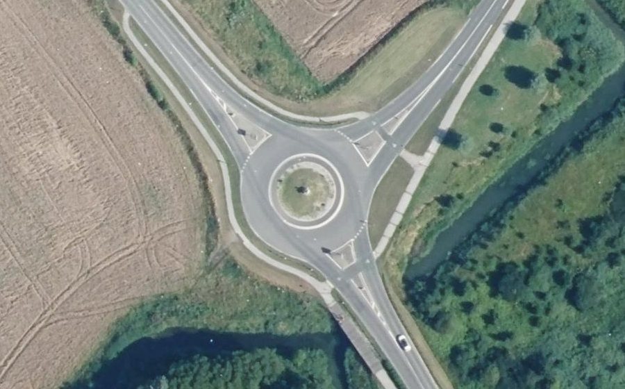 Vue aérienne du Rond-point anonyme n°156288043
