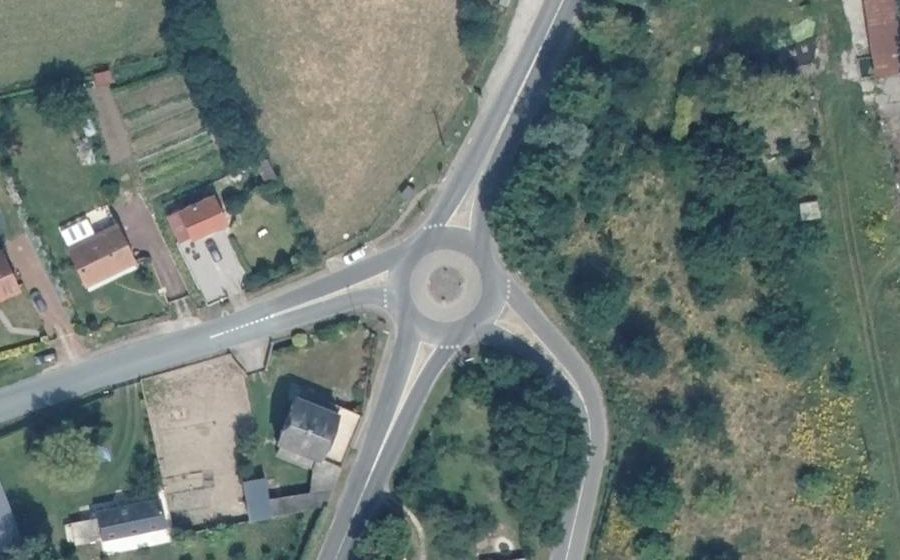 Vue aérienne du Rond-point anonyme n°156335854