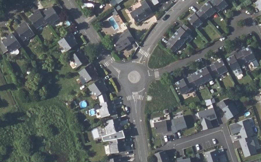 Vue aérienne du Rond-point anonyme n°156359220