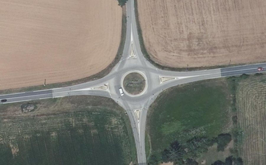 Vue aérienne du Rond-point anonyme n°156458510