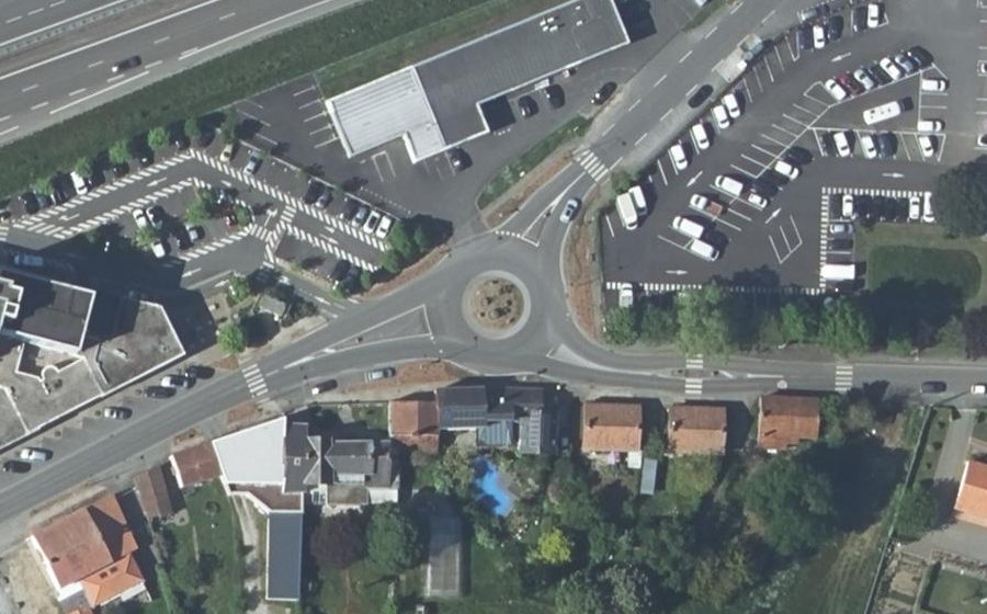 Vue aérienne du Rond-point anonyme n°156466531