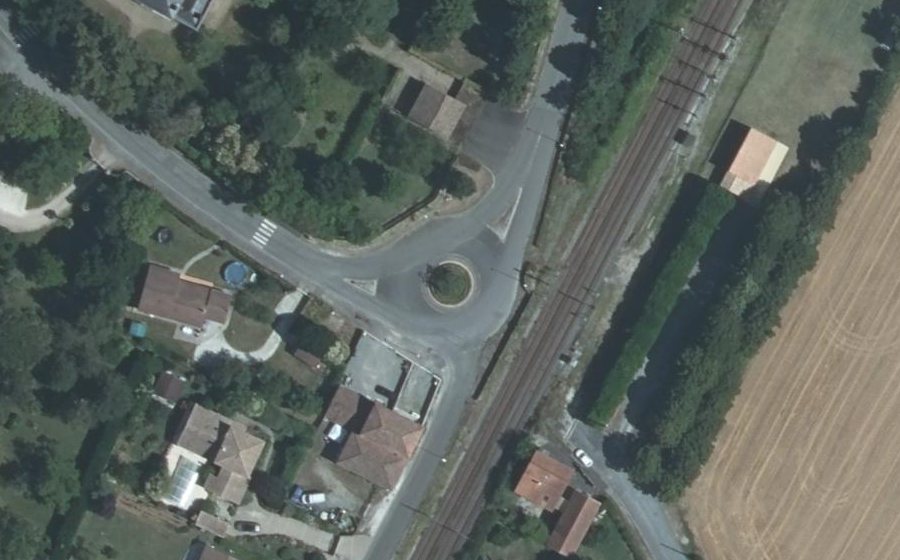 Vue aérienne du Rond-point anonyme n°156617348