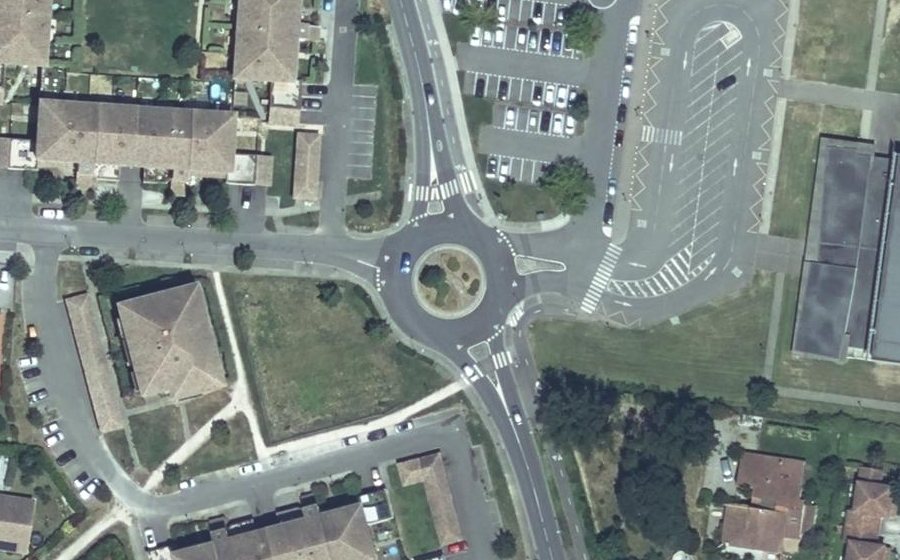 Vue aérienne du Rond-point anonyme n°156677633