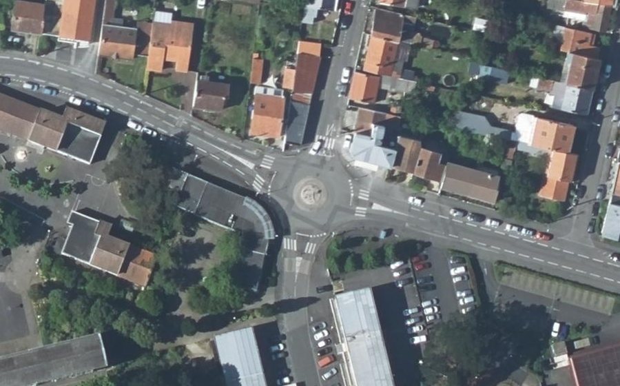 Vue aérienne du Rond-point anonyme n°156761889