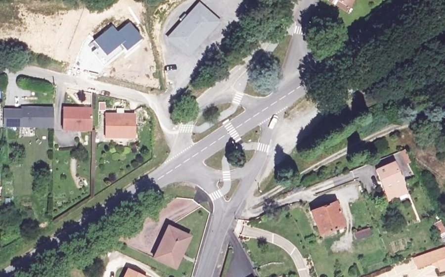 Vue aérienne du Rond-point anonyme n°156778398