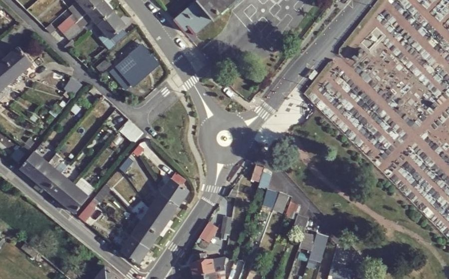 Vue aérienne du Rond-point anonyme n°156784551