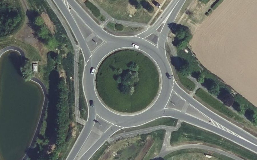 Vue aérienne du Rond-point anonyme n°156785408