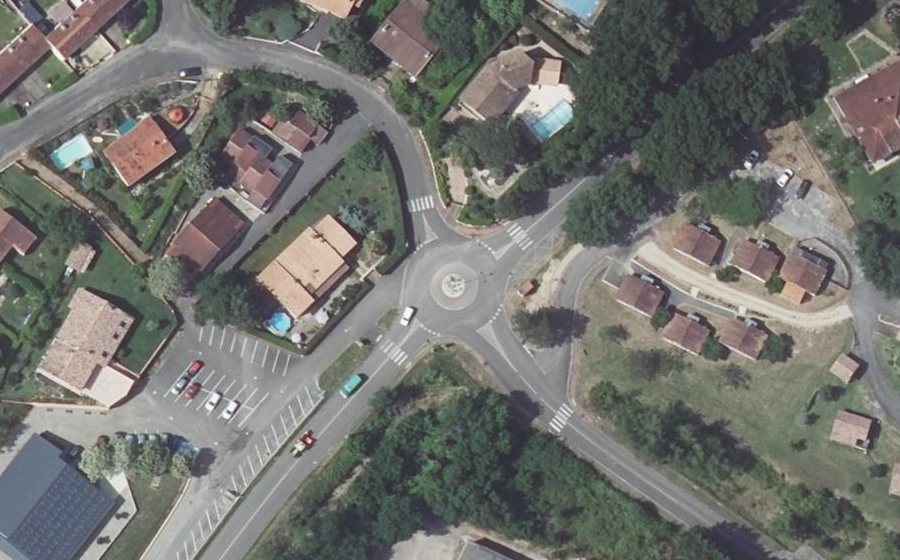 Vue aérienne du Rond-point anonyme n°156798136