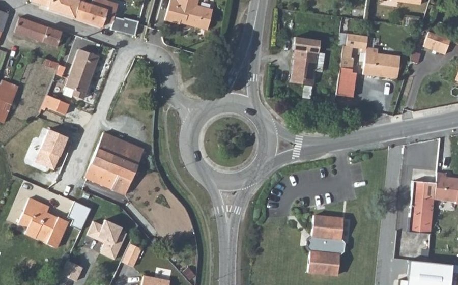 Vue aérienne du Rond-point anonyme n°156828722