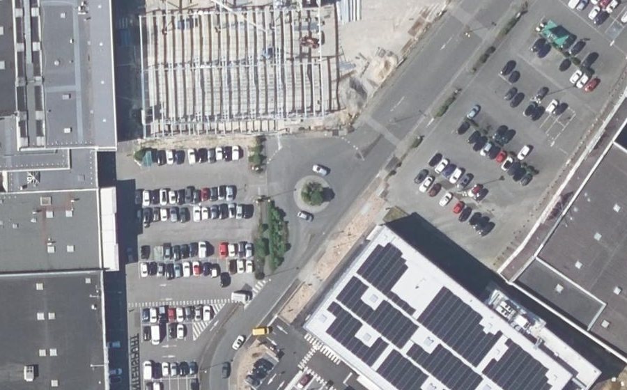 Vue aérienne du Rond-point anonyme n°156851982
