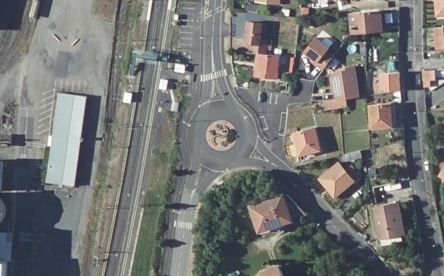 Vue aérienne du Rond-point anonyme n°156856070