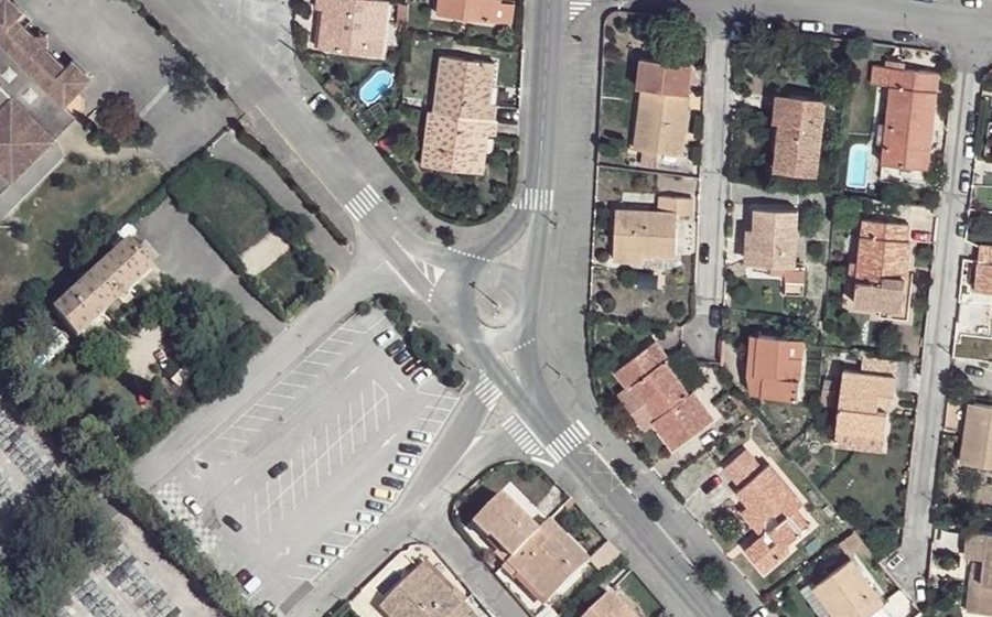 Vue aérienne du Rond-point anonyme n°156861108