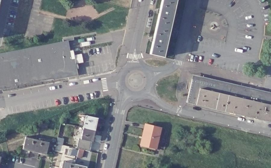 Vue aérienne du Rond-point anonyme n°156918212