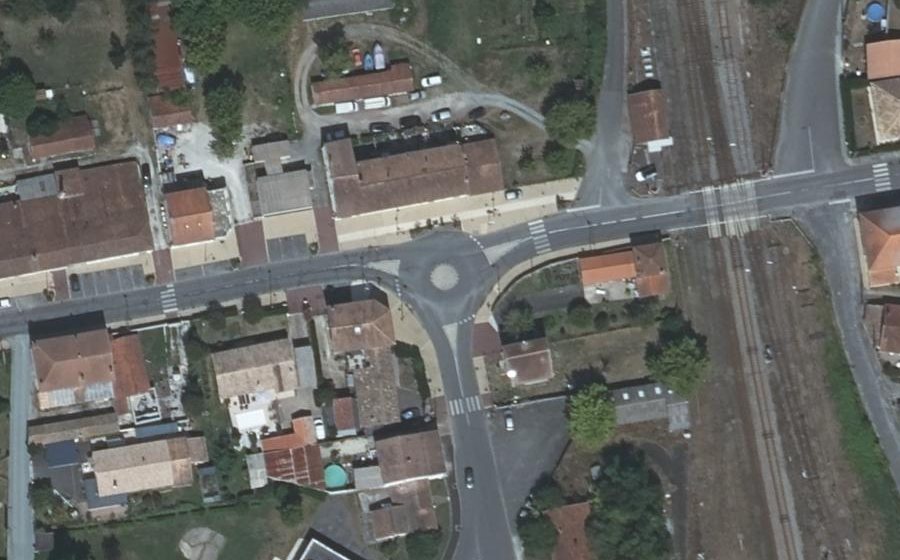 Vue aérienne du Rond-point anonyme n°156922317
