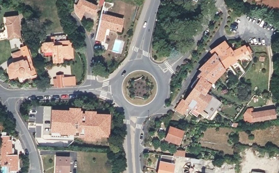 Vue aérienne du Rond-point anonyme n°156924435