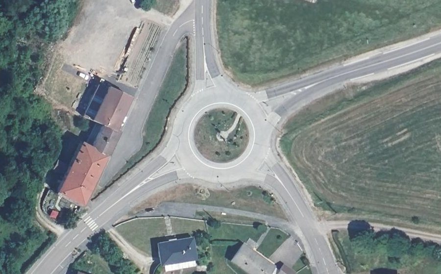 Vue aérienne du Rond-point anonyme n°156938883