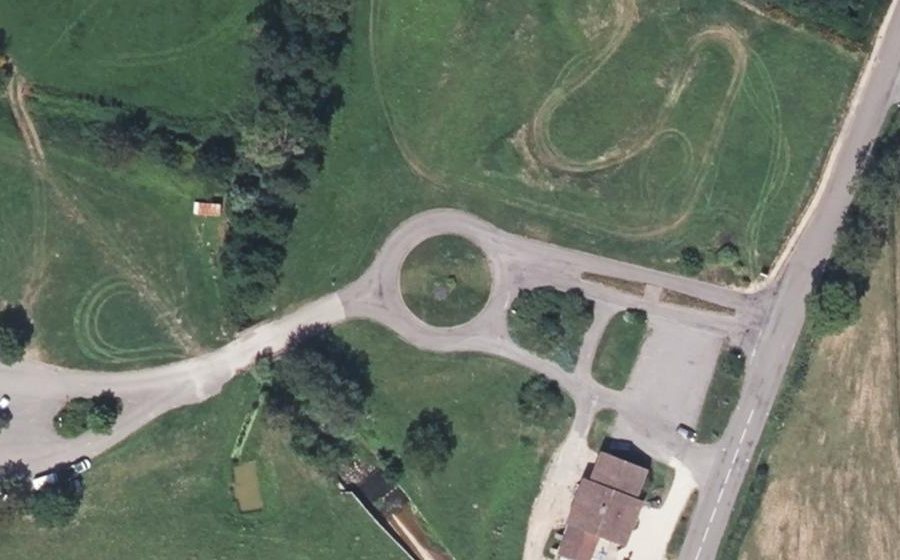 Vue aérienne du Rond-point anonyme n°156961526