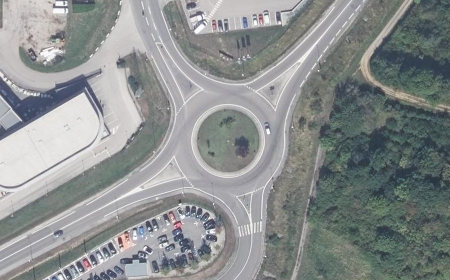 Vue aérienne du Rond-point anonyme n°157009405