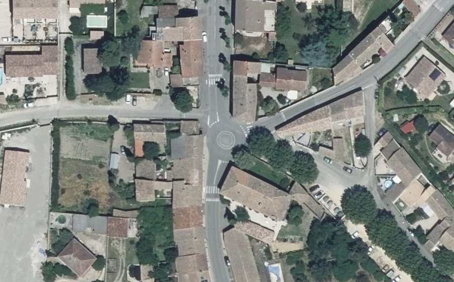 Vue aérienne du Rond-point anonyme n°157017910