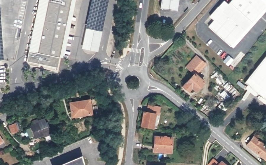 Vue aérienne du Rond-point anonyme n°157056705
