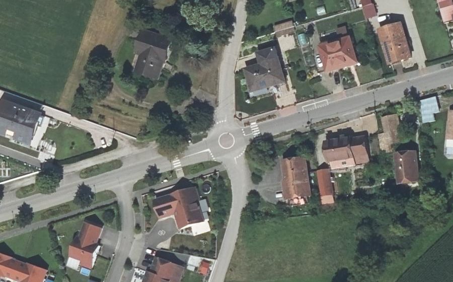Vue aérienne du Rond-point anonyme n°157064168