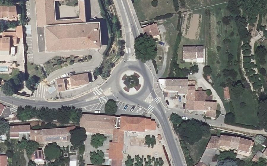 Vue aérienne du Rond-point anonyme n°157077440