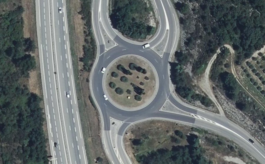 Vue aérienne du Rond-point anonyme n°157085173