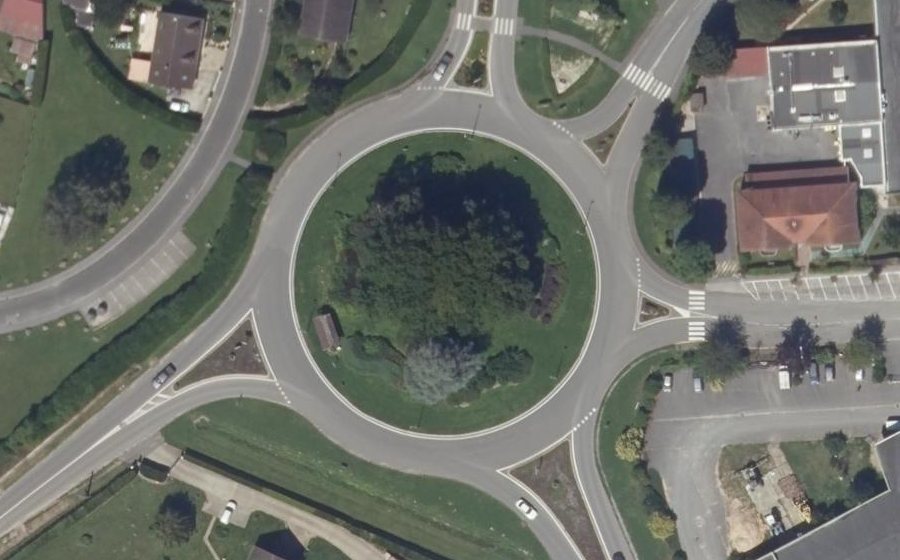 Vue aérienne du Rond-point anonyme n°157090294