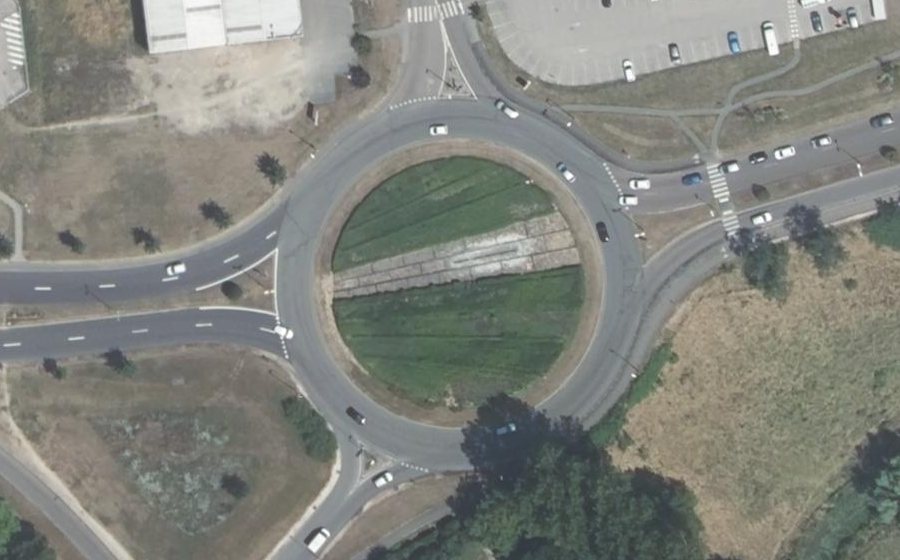 Vue aérienne du Rond-point anonyme n°157098437