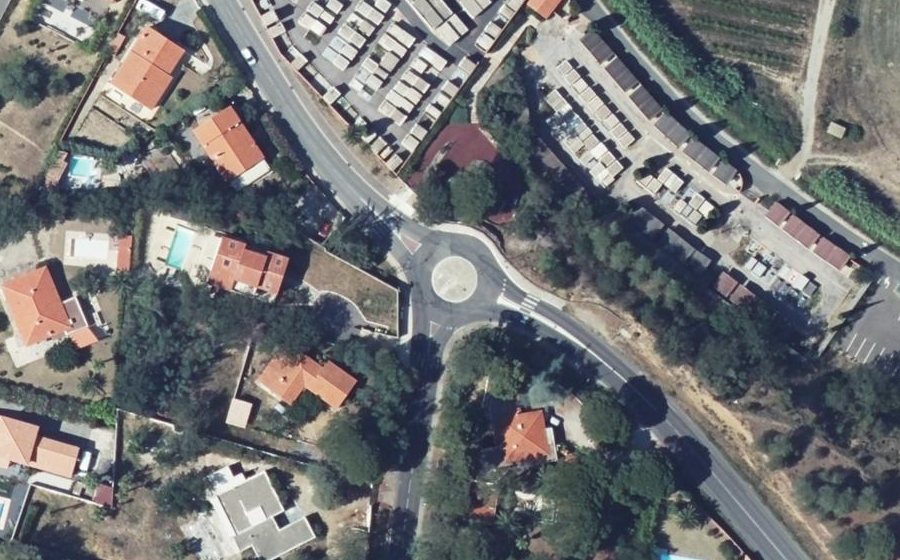 Vue aérienne du Rond-point anonyme n°157108701
